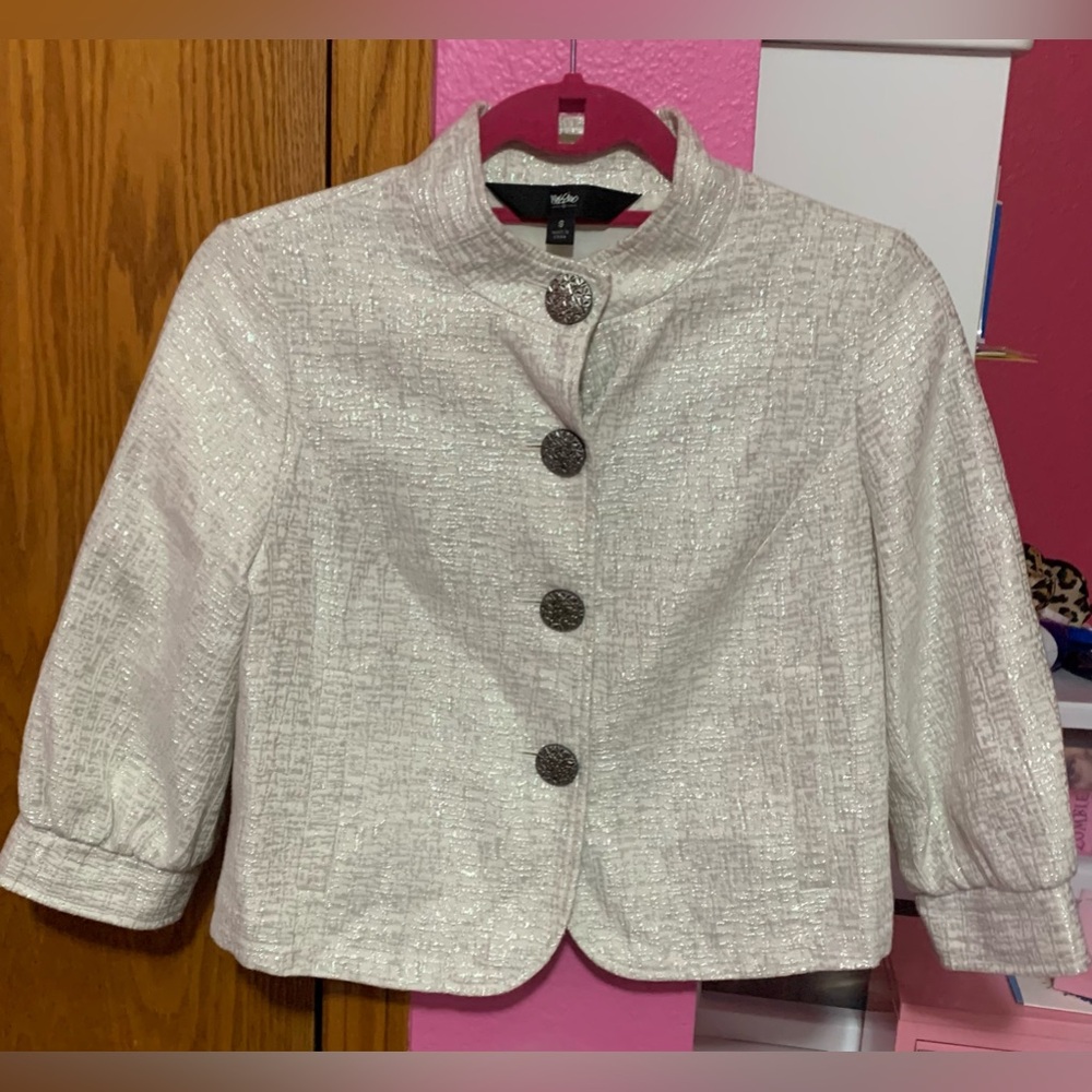 EUC. Missimo Cropped White Blazer with button & pockets. Slightly boxy & cropped